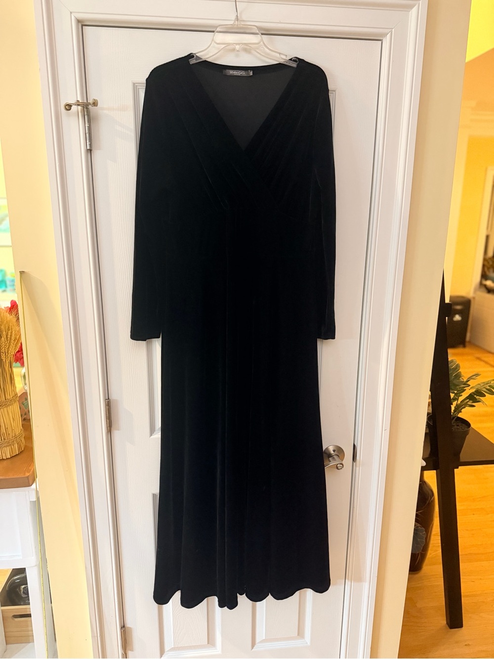Women's Size XXL " Urban CoCo" Black Velvet V-Neck Long Sleeve Maxi Dress GUC